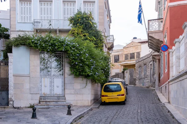 무폴리 시로스 전통적 석재와 대리석 건물들은 그리스의 목적지이다 앞에는 보라색 — 스톡 사진