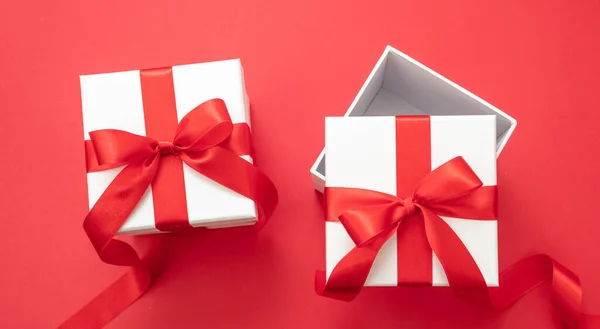 Kerstcadeautjes Verrassing Twee Valentijn Geschenkdozen Wit Met Rood Lint Strik — Stockfoto