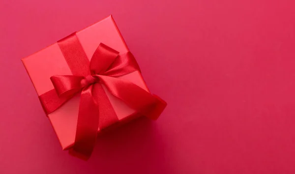 Kerst Rode Geschenkdoos Gebonden Strik Met Lint Rode Kleur Achtergrond — Stockfoto