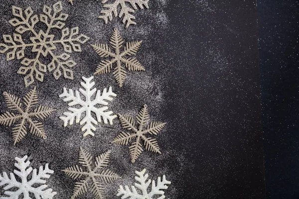圣诞节和新年降雪的背景 雪花闪烁着银白色和金黄色的变化 寒假降雪 空旷的黑色空间 贺卡模板 — 图库照片
