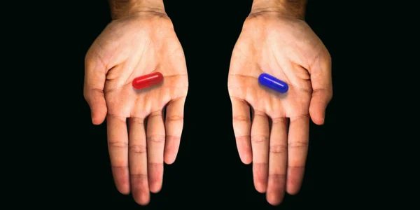 Pilule Rouge Bleue Mains Ouvertes Avec Capsules Sur Fond Noir — Photo