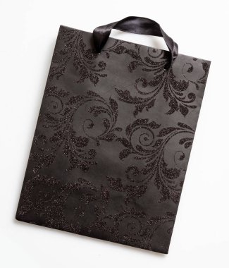 Kara Cuma konsepti. Beyaz arka planda izole edilmiş simli bir alışveriş çantası, üst manzara, lüks alışveriş, tatil hediyesi.