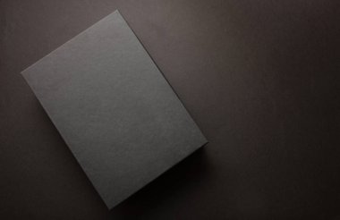 Kara Cuma reklam ve markalaşma konsepti, karanlık arka plan, fotokopi alanı, kış tatili promosyonu şablonu