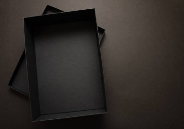  Arkaplanda siyah bir hediye kutusu var. Kara Cuma reklam ve markalaşma konsepti, Kış sezonu tatil promosyonu şablonu