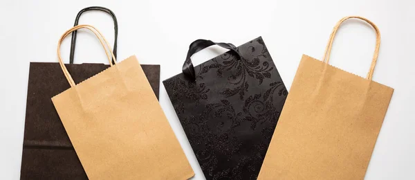 Bolsas Compras Kraft Papel Marrón Negro Sobre Fondo Blanco Vista —  Fotos de Stock