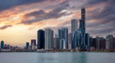 Chicago Illinois silueti, gün batımı zamanı. Chicago limanındaki yüksek binalar, bulutlu gökyüzü arkaplanı. Şehir merkezi manzarası. ABD