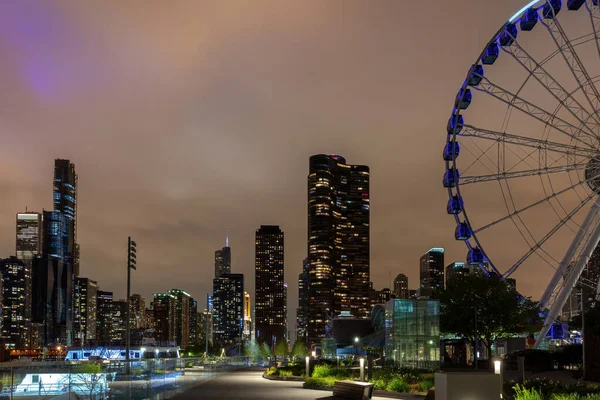 Bâtiments Grande Hauteur Chicago Illuminés Roue Centenaire Navy Pier Ciel — Photo