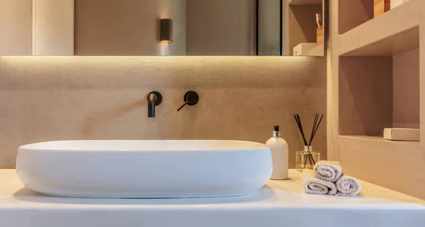 浴室室内装饰简约 白色大理石台面上的圆形水池 灰色墙壁上的黑色水龙头 镜子和直线导光 现代配件和设备 — 图库照片
