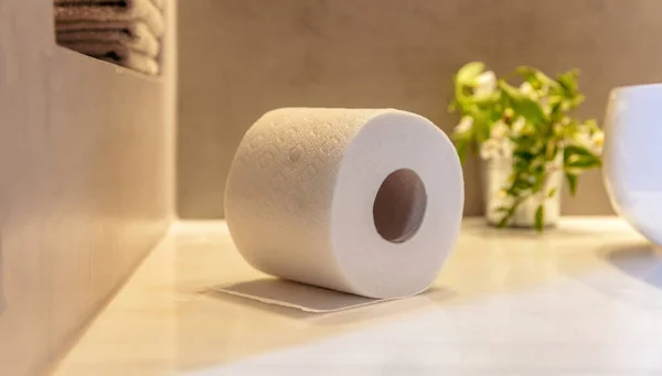 Tuvalet Kağıdı Tuvalet Masasının Üstünde Yuvarlanıyor Yakın Çekim Görüntüsü Beyaz — Stok fotoğraf