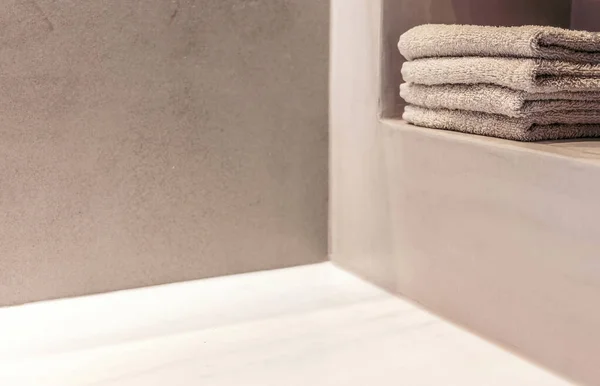 浴室现代设计内部细节 干净的手巾叠叠在架子近景 复印空间 温泉疗养室的模板上 — 图库照片