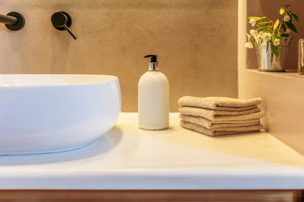 现代浴室内部的细节 手巾叠好 肥皂盒和白盆放在大理石桌上 黑色水龙头和新鲜植物装饰 舒适和奢华 — 图库照片