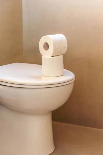 卫生纸卷 三张白色卫生巾堆在挂着的马桶盖上 现代浴室内部细节 — 图库照片