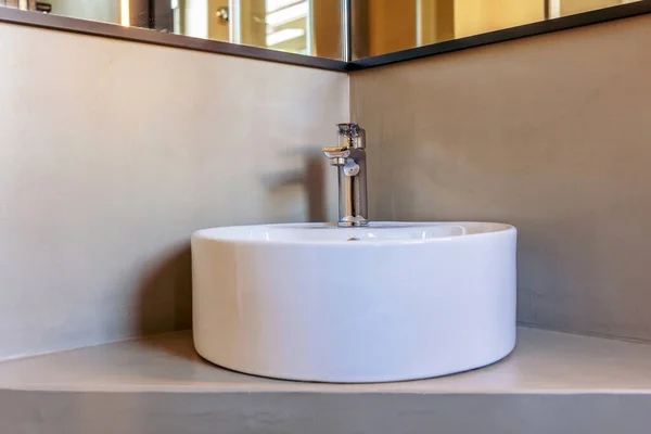 浴室水池和水龙头 内部细节 色泽搅拌器水龙头和圆形瓷盆 灰色墙壁背景 现代最小设计 3D说明 — 图库照片