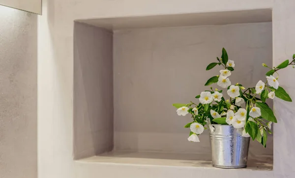 白色的花插在一个金属罐上的浴室壁架上 空旷的空间 房间的内部模板 健康温泉自然装饰 — 图库照片
