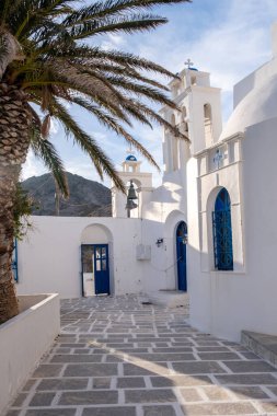 Serifos Adası, Athanasios Rum Ortodoks Kilisesi, Chora şehir meydanı. Yunanistan, Kiklad. Katedral girişine giden Paved sokağı, mavi gökyüzü arkaplanı..