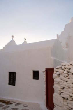 Chora kasabası Mykonos adasındaki Panagia Paraportiani Yunan kilisesi. Gündoğumunda meşhur eski kilise. Cyclades, Yunanistan. 