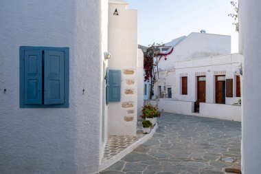 Yunanistan, Folegandros adası. Geleneksel binalar ve Chora kasabasındaki asfalt yol. Kiklad. Yaz tatilleri