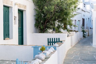 Yunanistan, Folegandros adası. Geleneksel binalar ve Chora kasabasındaki asfalt yol. Kiklad. Yaz tatilleri