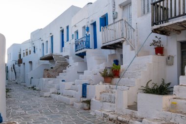 Folegandros Adası, Yunanistan, Cyclades. Kastro 'da dar bir sokak, Chora' da eski bir kale. Beyazlatılmış evler ve merdivenler, Kiklad mimarisi