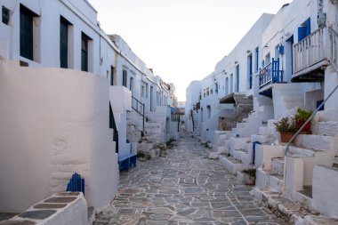 Folegandros Adası, Yunanistan, Cyclades. Kastro 'da dar bir sokak, Chora' da eski bir kale. Beyazlatılmış evler ve merdivenler, Kiklad mimarisi