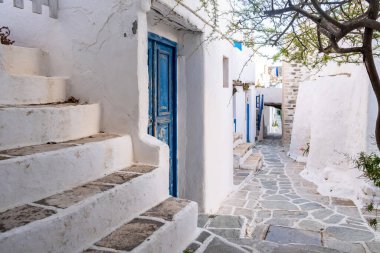 Folegandros Adası, Yunanistan, Cyclades. Kastro 'da dar bir sokak, Chora' da eski bir kale. Beyazlatılmış evler ve merdivenler, Kiklad mimarisi