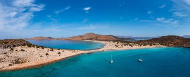 Elafonisos Adası, Yunanistan. Ünlü çifte kumlu plaj Simos Frangos, hava aracı panoramik manzaralı. Turkuaz berrak su ve kum. Laconia, Moreloponese.
