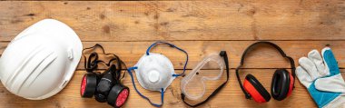 Kişisel işçi koruma ekipmanları. Sanayi ve şantiye için iş sağlığı ve güvenliği. Ahşap arka planda koruma ekipmanları, afiş