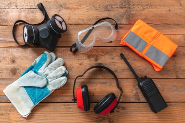 Kişisel işçi koruma ekipmanları. Sanayi ve şantiye için iş sağlığı ve güvenliği. Ahşap arka planda koruma ekipmanları,