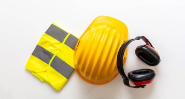 Güvenlik ekipmanı kask yeleği ve kulaklık. İş giysisi koruması beyaz arka planda izole edilmiş, kişisel koruyucu giysi, üst görünüm