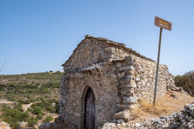 Eski Kurtarıcı Tapınağı Ortaçağ Rum Ortodoks Kilisesi Kythira Adası, Kithira, Kato Chora Kalesi Yunanistan. Mavi gökyüzü yaz güneşli gün doğa arka planı. Dini varış.