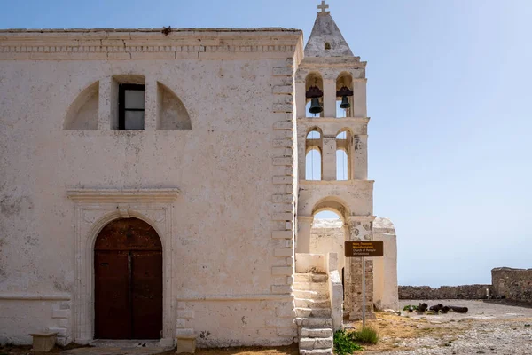 パナギア ミルティディオティッサ 英語版 ギリシャのキティラ島にある中世ギリシャ正教会 鐘楼2鐘楼青空の背景を構築します 夏休み宗教目的地 — ストック写真