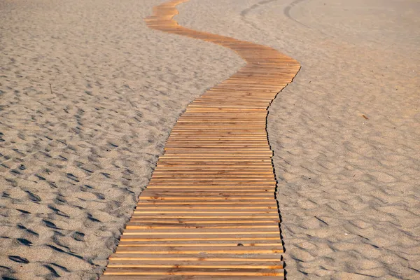 Пляжная Набережная Деревянные Доски Извивающиеся Пустой Дорожки Песчаном Пляже Греческий — стоковое фото