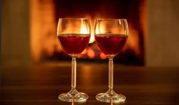 Deux Verres Vin Rouge Sur Une Table Bois Fond Cheminée — Photo