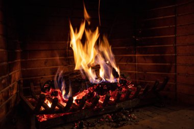 Şömine yanan odun. Şenlik ateşi, odun ateşleri, tuğlalar. Noel 'de evin içi rahattır. Kış tatili dinlenme ve sıcak ev