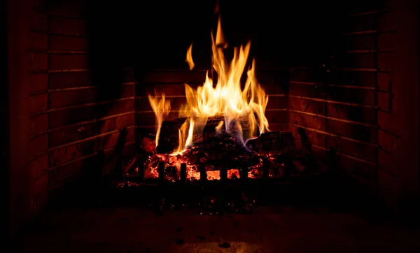 燃点柴火 木柴上的篝火 砖头背景 圣诞节舒适的家的内部 寒假和暖房 — 图库照片