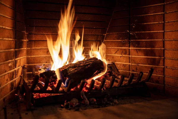 Şömine Yakma Odun Ateşleri Şömine Başı Tuğlaları Noel Sıcak Bir — Stok fotoğraf