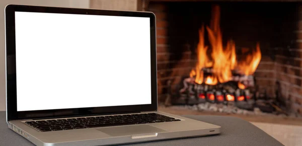 Concepto Oficina Invierno Portátil Pantalla Blanco Fondo Chimenea Pantalla Blanca —  Fotos de Stock