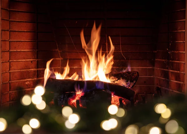 Noel Işıkları Yanan Şömine Şenlik Ateşi Şenlikli Dekorasyon Konforlu Oturma — Stok fotoğraf