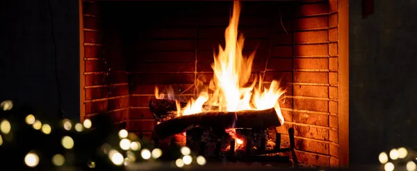 Kominek Świąteczne Lampki Dekoracyjne Spalanie Drewna Płomienie Ogniska Przytulne Wnętrze — Zdjęcie stockowe