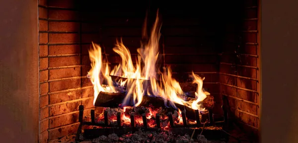 Τζάκι Καύση Φωτιά Φλόγες Ξύλα Κούτσουρα Τζάκι Τούβλα Φόντο Άνετο — Φωτογραφία Αρχείου