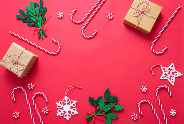 Marco Decoración Navidad Sobre Fondo Color Rojo Regalos Chucherías Bastones —  Fotos de Stock