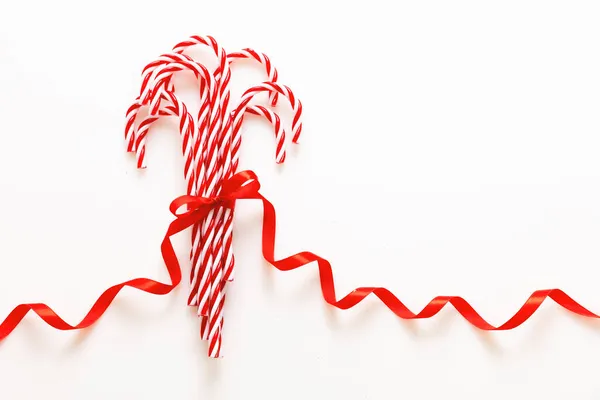 사탕은 배경에 분리되어 있습니다 크리스마스 페퍼민트붉은 사탕에 Merry Xmas Gresting — 스톡 사진