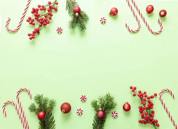 Χριστούγεννα Διακόσμηση Σύνορα Παστέλ Πράσινο Φόντο Φρέσκο Κλαδί Από Έλατο — Φωτογραφία Αρχείου