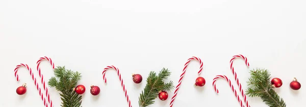白い背景に隔離されたクリスマスの装飾の国境 新鮮なモミの小枝 赤い泡とキャンディーの缶バナー メリークリスマスお正月グリーティングカード — ストック写真