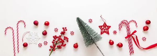 Weihnachtsdekoration Rand Isoliert Auf Weißem Hintergrund Weihnachtsbaum Rote Christbaumkugeln Zuckerstangen — Stockfoto