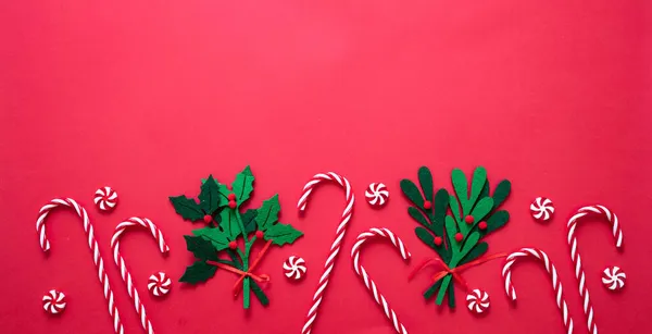 Borde Decoración Navidad Sobre Fondo Color Rojo Los Adornos Fieltro — Foto de Stock