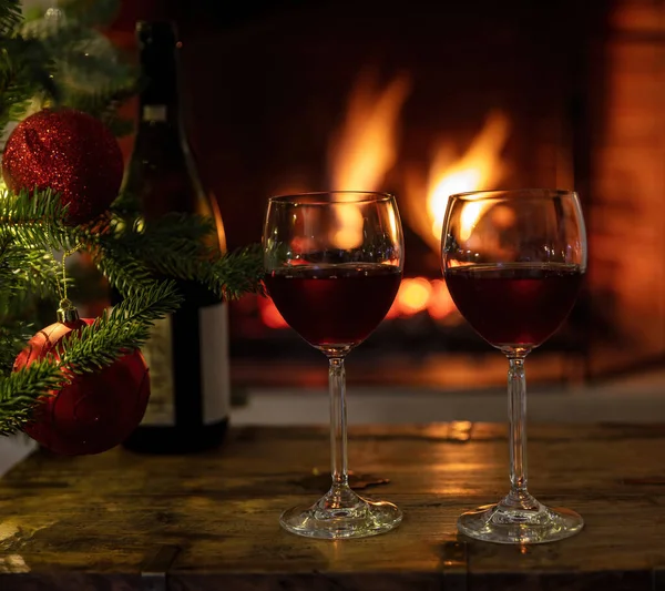 Noël Deux Verres Vin Rouge Sur Une Table Bois Fond — Photo