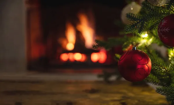 木製のテーブルデスク空 クリスマスツリーと暖炉の背景を燃焼 製品のプレゼンテーションのためのコピースペース 冬の休日のテンプレート — ストック写真