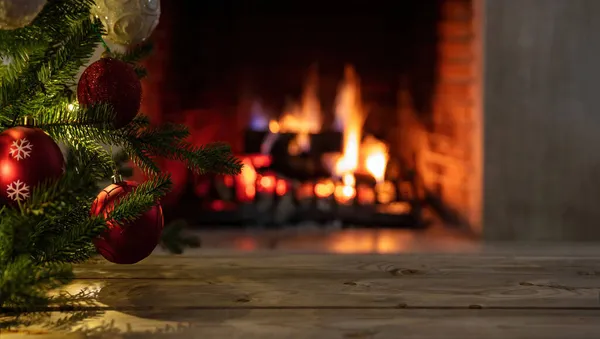 クリスマスツリーと燃える暖炉の背景 木製のテーブルデスク空 製品プレゼンテーションのためのテンプレート 冬の休日のモックアップ — ストック写真