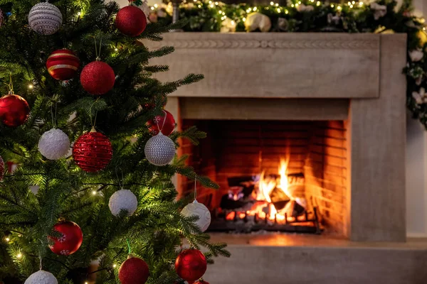 クリスマス暖かい居心地の良い燃える暖炉 冬の休日の家の背景 クリスマスツリーの装飾 季節の挨拶カードテンプレート — ストック写真